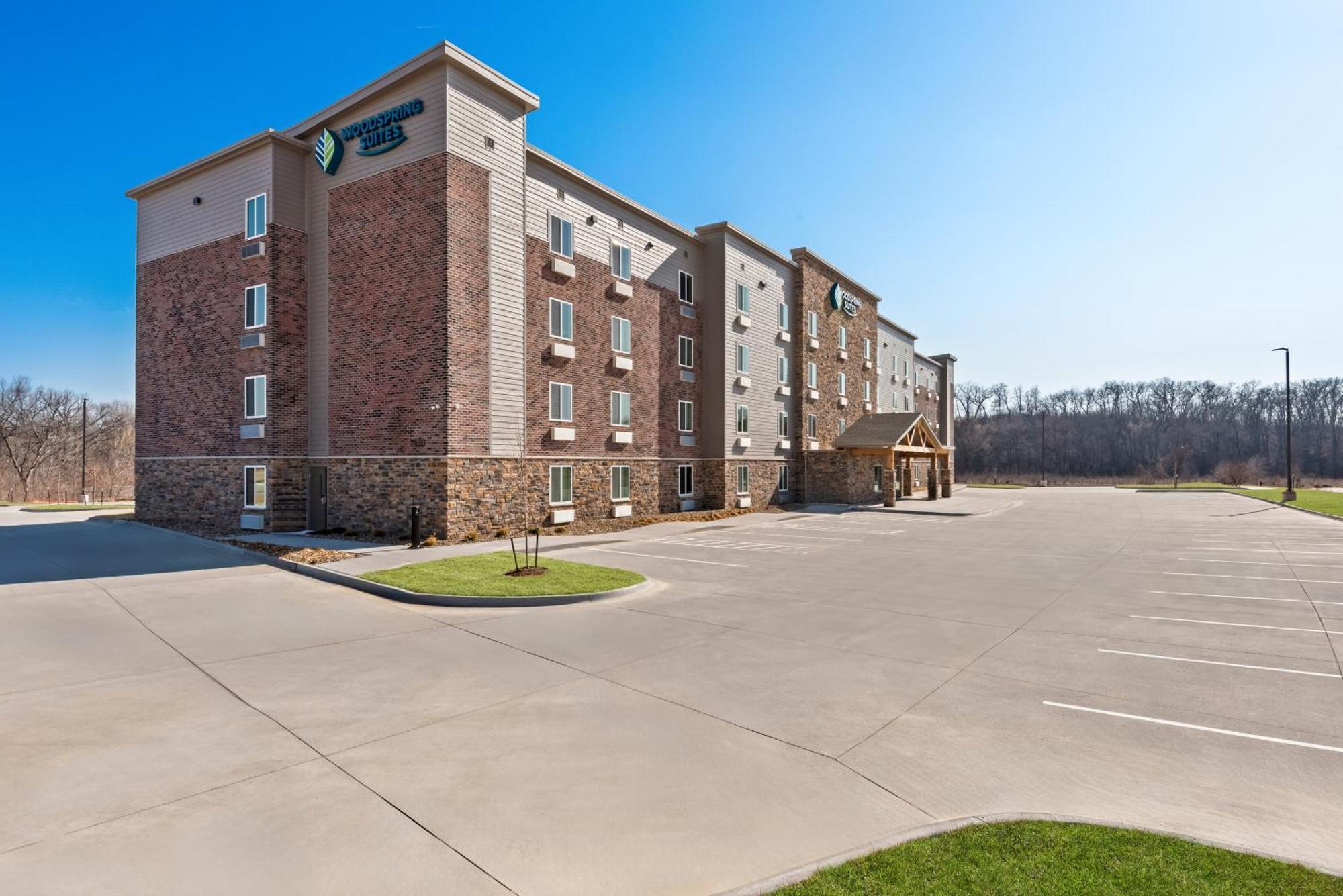 Woodspring Suites Coralville Iowa City Exterior photo