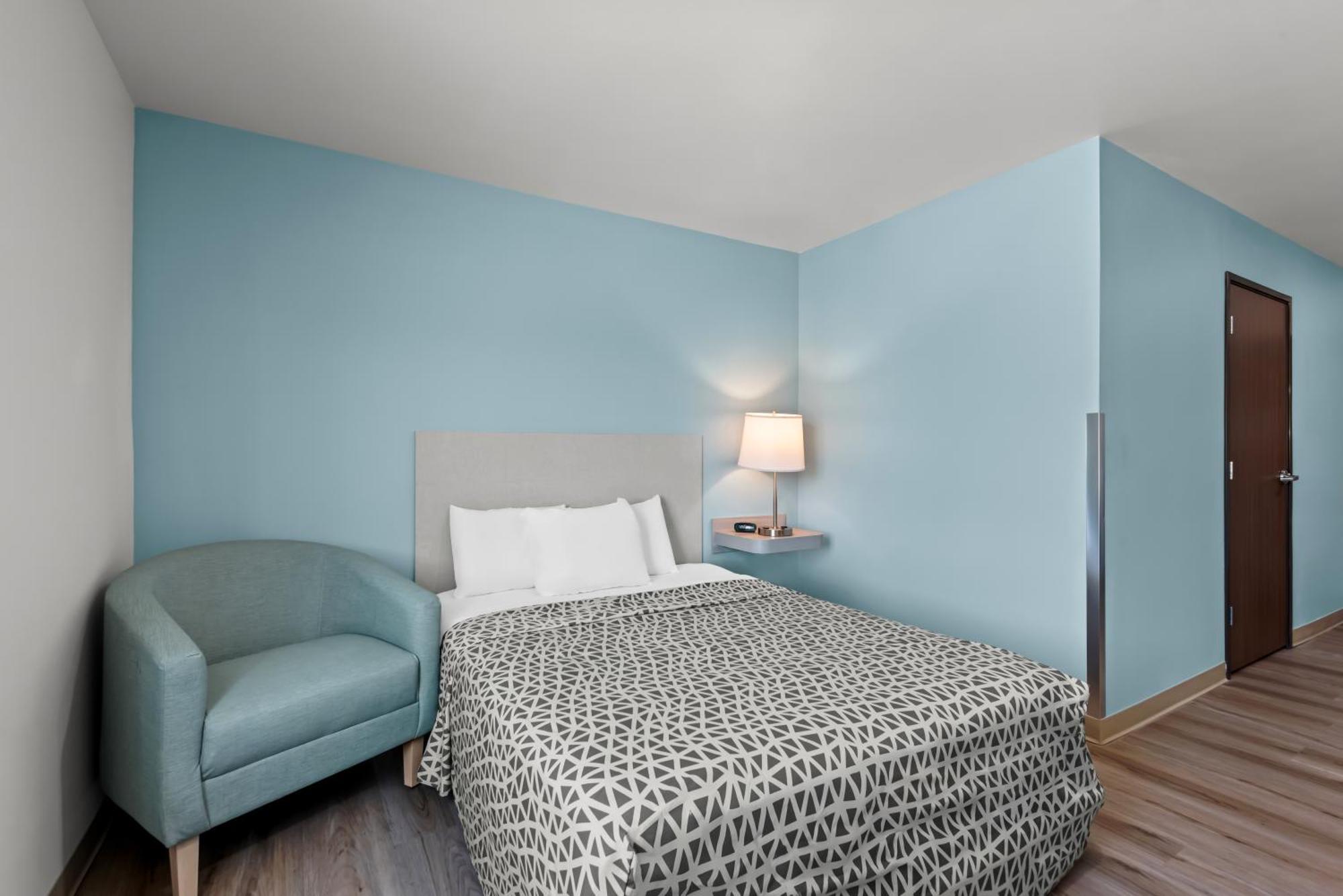 Woodspring Suites Coralville Iowa City Exterior photo
