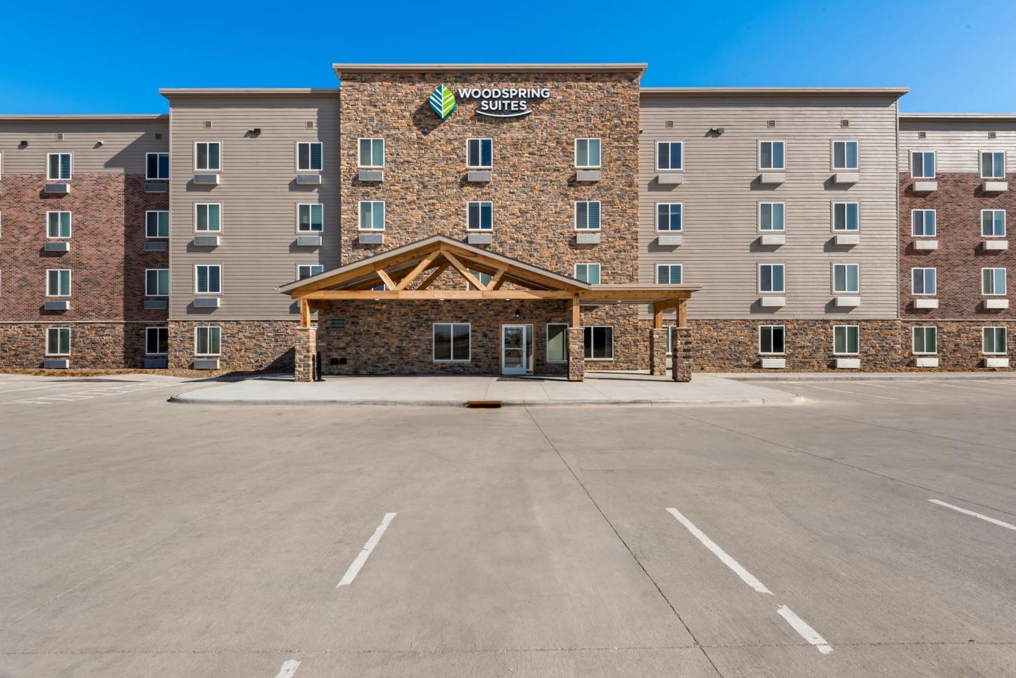 Woodspring Suites Coralville Iowa City Exterior photo